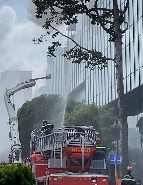 Hơn 6.300 người bị mắc kẹt trong tòa nhà gặp sự cố cháy nổ -1