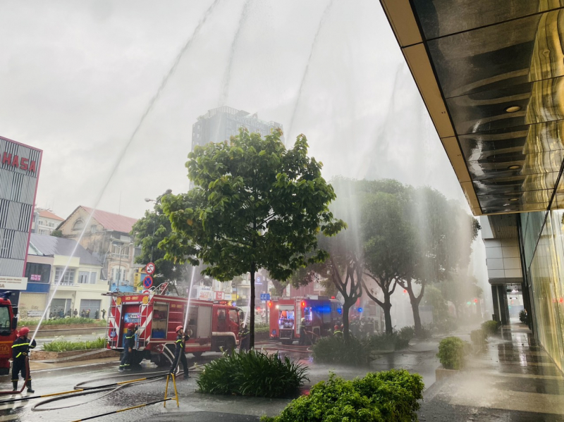 Hơn 6.300 người bị mắc kẹt trong tòa nhà gặp sự cố cháy nổ -3