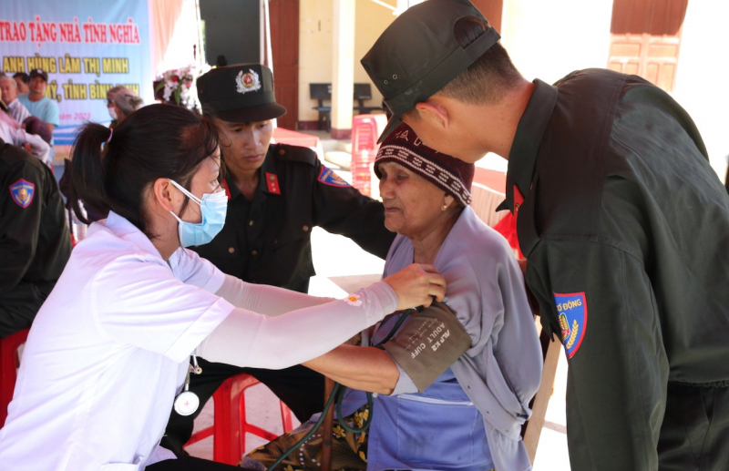 Cảnh sát cơ động tổ chức nhiều hoạt động đền ơn đáp nghĩa, tri ân người có công -1