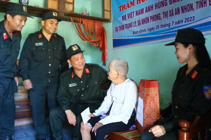 Cảnh sát cơ động tổ chức nhiều hoạt động đền ơn đáp nghĩa, tri ân người có công -0