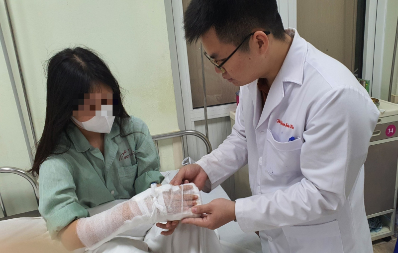 Bất cẩn, thiếu nữ 17 tuổi bị máy xay đa năng cắt nát tay -0