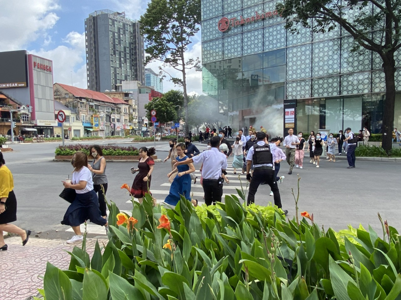 Hơn 6.300 người bị mắc kẹt trong tòa nhà gặp sự cố cháy nổ -0