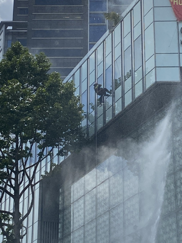 Hơn 6.300 người bị mắc kẹt trong tòa nhà gặp sự cố cháy nổ -1