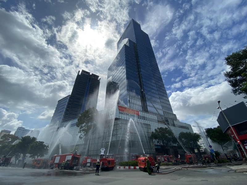 Hơn 6.300 người bị mắc kẹt trong tòa nhà gặp sự cố cháy nổ -3