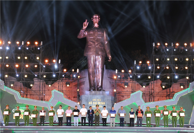 Xúc động đêm nghệ thuật “Giữ trọn lời thề - Tây Nguyên xanh 2023” -0