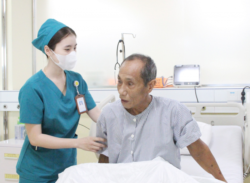 Cứu sống người đàn ông 68 tuổi ở Bạc Liêu bị ong vò vẽ đốt trên 120 vết -0