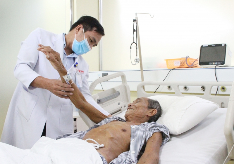 Cứu sống người đàn ông 68 tuổi ở Bạc Liêu bị ong vò vẽ đốt trên 120 vết -0