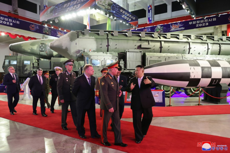 Ông Kim Jong-un hào hứng khoe vũ khí với Bộ trưởng Quốc phòng Nga -0