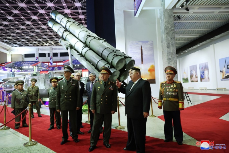 Ông Kim Jong-un hào hứng khoe vũ khí với Bộ trưởng Quốc phòng Nga -2