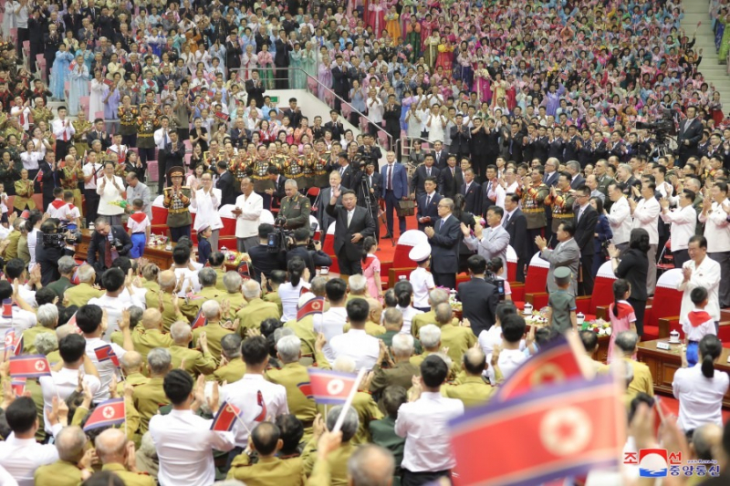 Ông Kim Jong-un hào hứng khoe vũ khí với Bộ trưởng Quốc phòng Nga -4