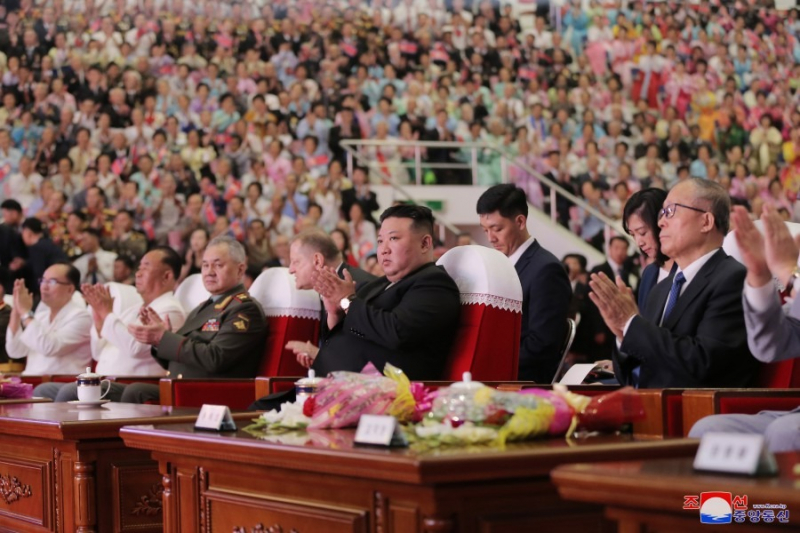 Ông Kim Jong-un hào hứng khoe vũ khí với Bộ trưởng Quốc phòng Nga -5