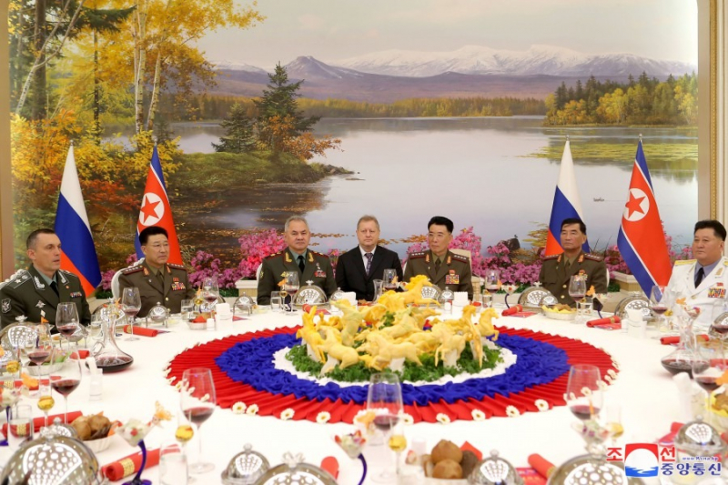 Ông Kim Jong-un hào hứng khoe vũ khí với Bộ trưởng Quốc phòng Nga -6