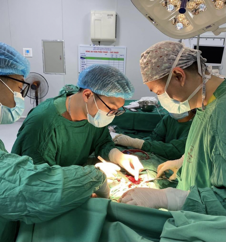 Nổ sạc dự phòng điện thoại, cháu bé 7 tuổi bị chấn thương nghiêm trọng -0
