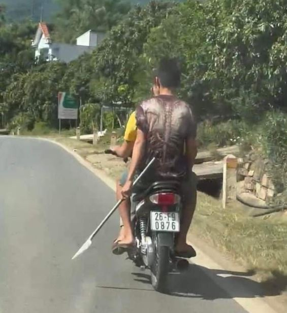 Cầm dao phóng lợn lạng lách trên đường, 2 trai bản bị xử lý -0