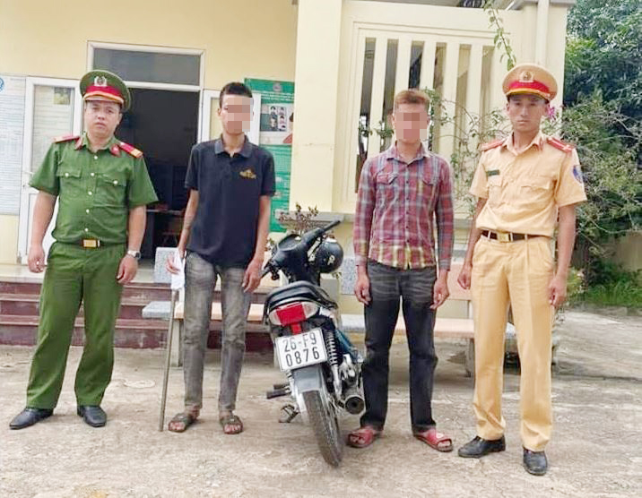 Cầm dao phóng lợn lạng lách trên đường, 2 trai bản bị xử lý -1