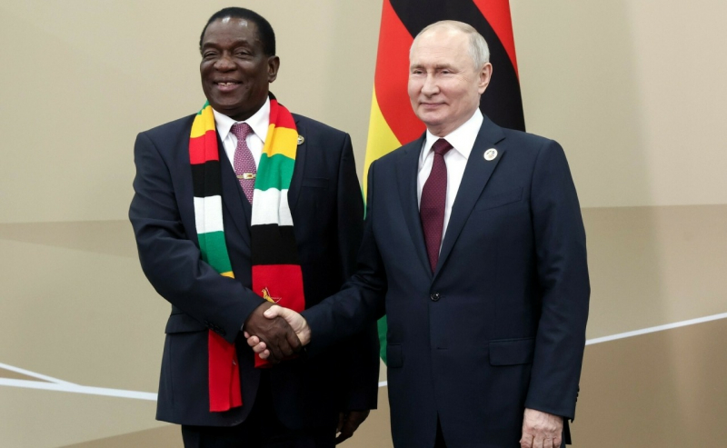 Tổng thống Putin tặng Tổng thống Zimbabwe trực thăng xịn -0