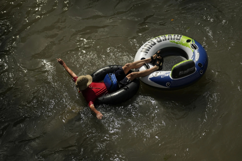 Nearly 200 million people in the US are under heat or flood advisories -0