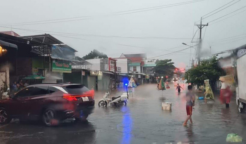 Hỗ trợ người dân khắc phục hậu quả sau cơn mưa lớn kéo dài -0