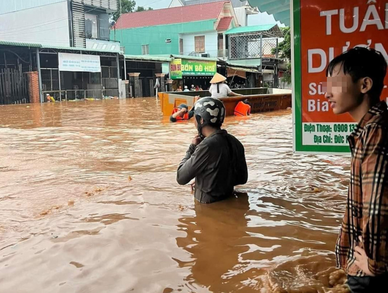 Hỗ trợ người dân khắc phục hậu quả sau cơn mưa lớn kéo dài -0