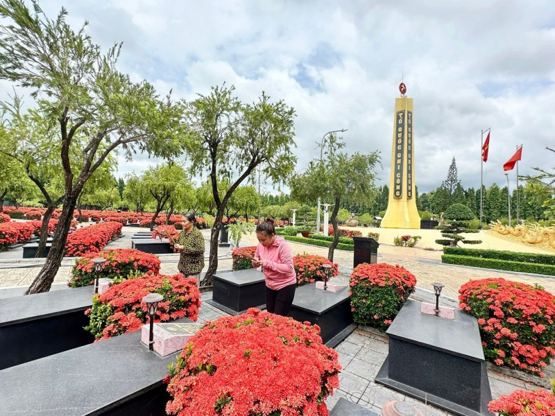 Bà Năm quản trang 36 năm chăm sóc phần mộ các Anh hùng Liệt sĩ ở huyện Đất Đỏ -0