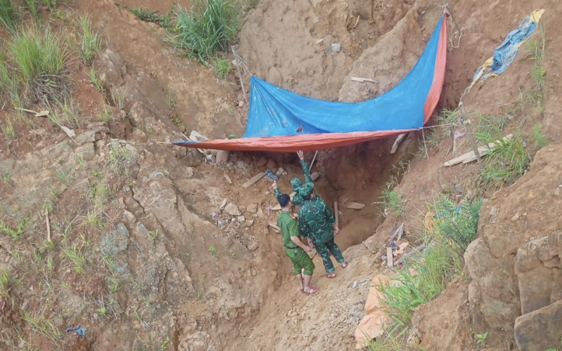 Công an xã truy quét khai thác vàng trái phép -0