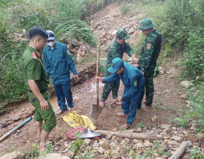 Công an xã truy quét khai thác vàng trái phép -0