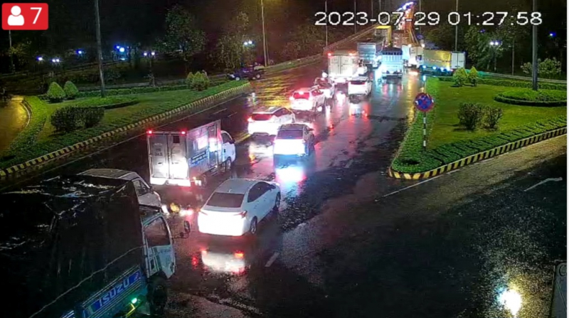 Bắt hơn 30 đối tượng mang theo súng, áo chống đạn trên 6 xe ô tô -0