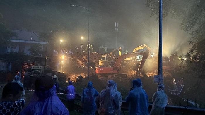 Huy động lực lượng, phương tiện tìm kiếm 3 chiến sĩ CSGT bị đất đá vùi lấp -0