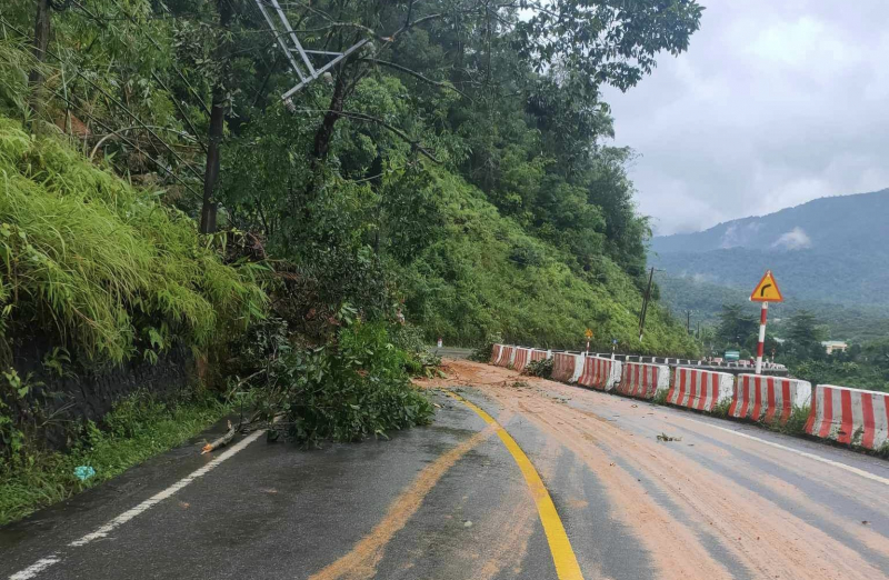 Sạt lở trên đéo Đa Mi, giao thông gián đoạn -0