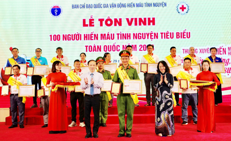 Tôn vinh Đại úy công an 40 lần hiến máu cứu người -0