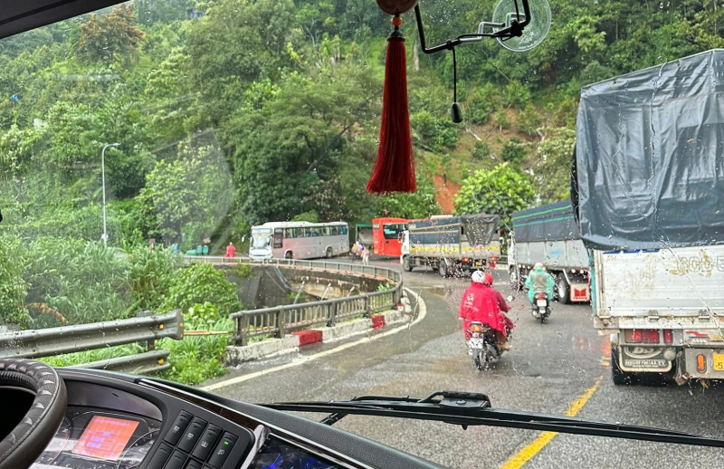 Đóng đèo Bảo Lộc do sạt lở nghiêm trọng -0