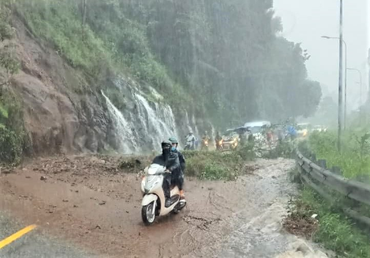 Đóng đèo Bảo Lộc do sạt lở nghiêm trọng -0