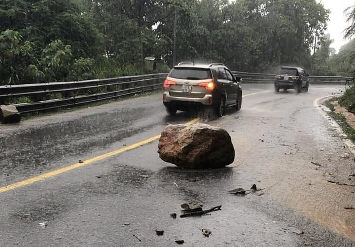 Đóng đèo Bảo Lộc do sạt lở nghiêm trọng -1