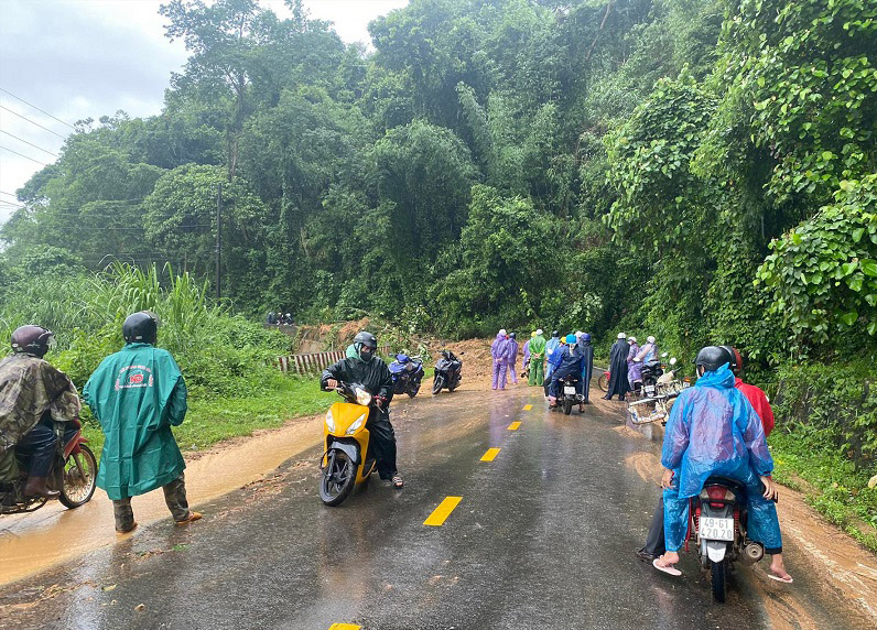 Sạt lở trên đéo Đa Mi, giao thông gián đoạn -0