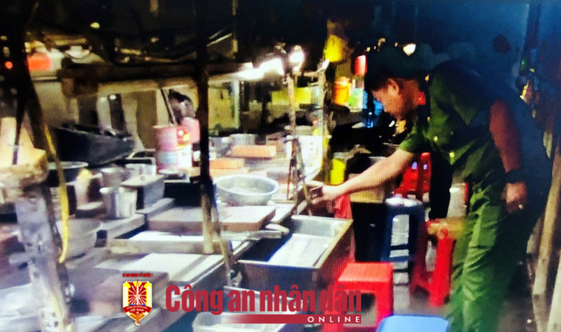 Giữ người trong trường hợp khẩn cấp 5 đối tượng, khám xét thu giữ thêm 14 kg vàng -0