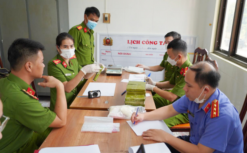 Bắt 2 người đàn ông cùng chiếc ba lô có chứa 20 bánh heroin -0