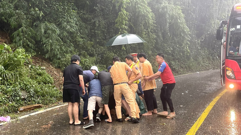 Đèo Bảo Lộc sạt lở nghiêm trọng, các phương tiện phải đi qua tỉnh lộ 725 -0