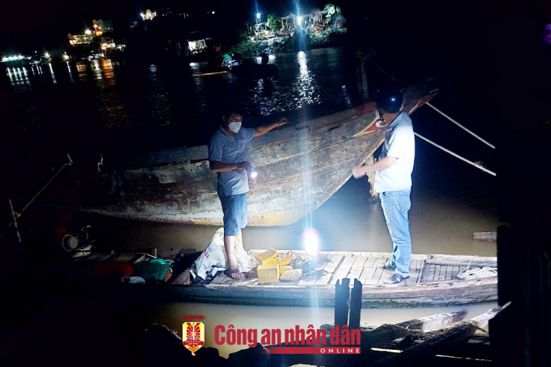 Giữ người trong trường hợp khẩn cấp 5 đối tượng, khám xét thu giữ thêm 14 kg vàng -0