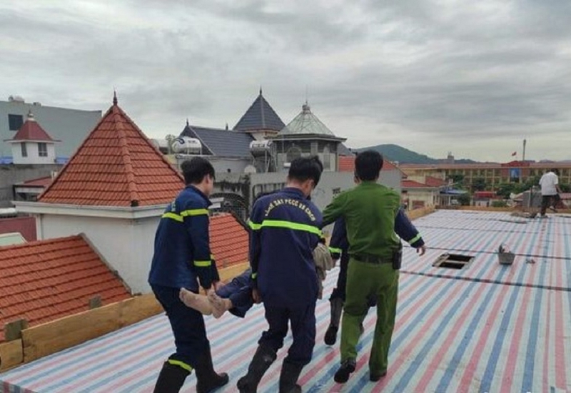 Cẩu sắt xây nhà chạm phải đường điện lưới, 3 người ở Hải Phòng thương vong -0