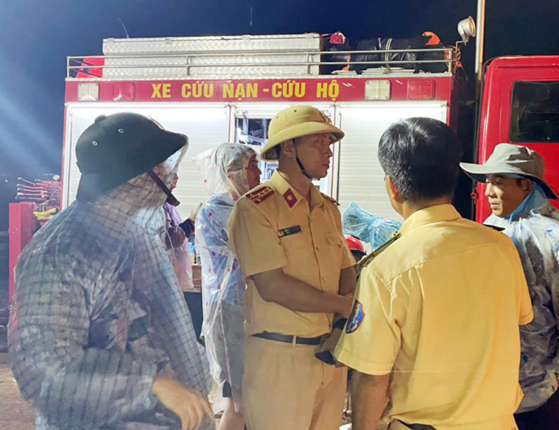 Cục CSGT phối hợp khắc phục hậu quả vụ sạt lở đèo Bảo Lộc -0