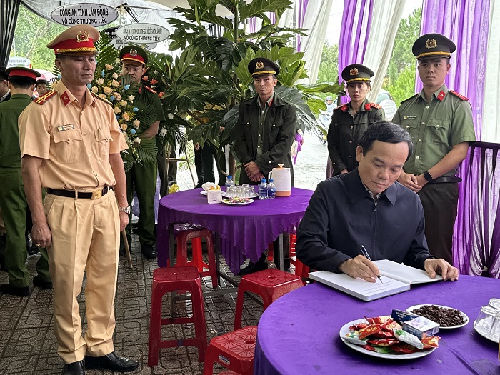 Phó Thủ tướng Trần Lưu Quang kiểm tra hiện trường sạt lở ở đèo Bảo Lộc -0