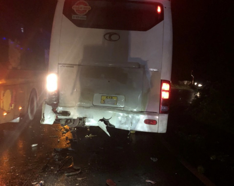 Xe khách dìu xe tải đổ đèo an toàn sau khi gặp sự cố -0