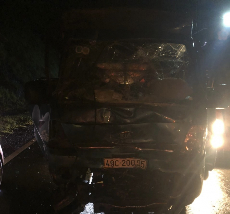 Xe khách dìu xe tải đổ đèo an toàn sau khi gặp sự cố -0