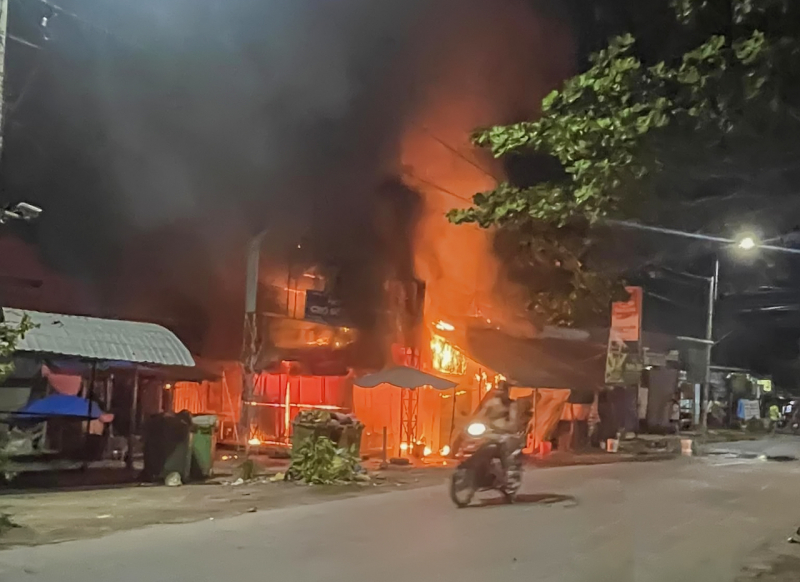 Cháy lớn tại 3 hộ kinh doanh liền kề ở Vĩnh Long -0