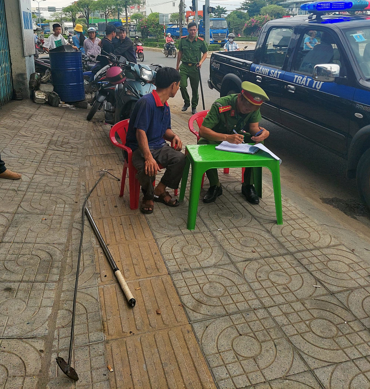 Cảnh sát 113 kịp thời ngăn chặn đối tượng nhiễm HIV dùng hung khí đánh nhau -0