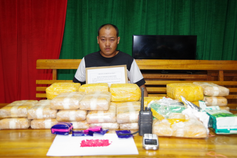 Bắt giữ đối tượng cùng tang vật là 11kg ma tuý tổng hợp và 16 bánh heroin -0