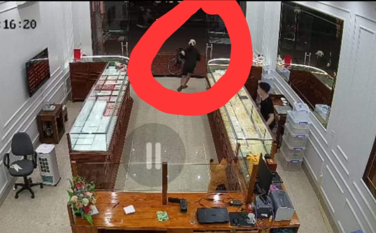 Khởi tố đối tượng vào cửa hàng vàng cướp tài sản -0