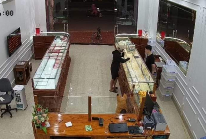 Khởi tố đối tượng vào cửa hàng vàng cướp tài sản -0