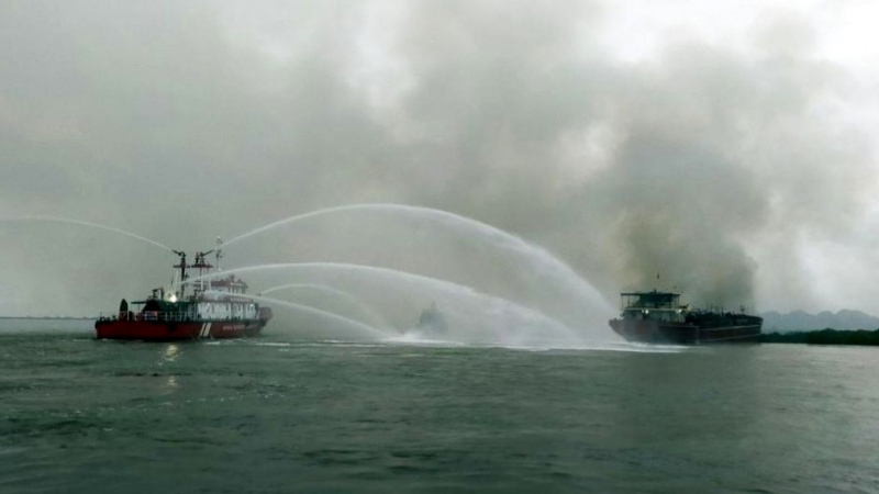 Cứu vớt thành công 6 thuyền viên tàu du lịch bốc cháy dữ dội trên biển -0