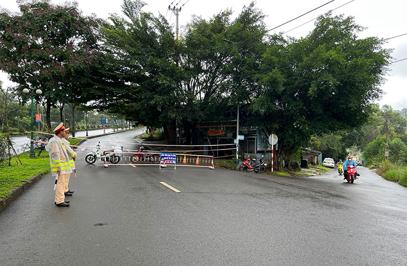 Công an tỉnh Đắk Nông khẩn trương đưa người dân và tài sản ra khỏi nơi có nguy cơ sạt lở -0